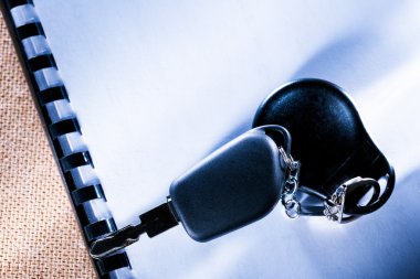 boş defter ve araba anahtarı