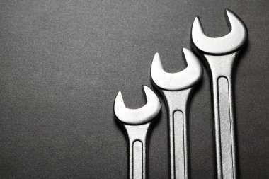 siyah arka plan üzerine vida tuşları