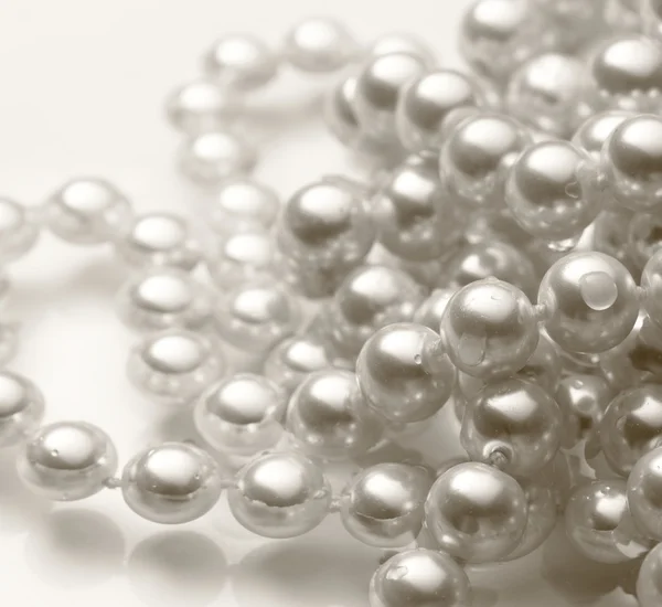 Glänzende weiße Perlenkette im Wasser — Stockfoto