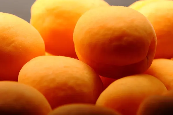 Куча спелых абрикосов — стоковое фото
