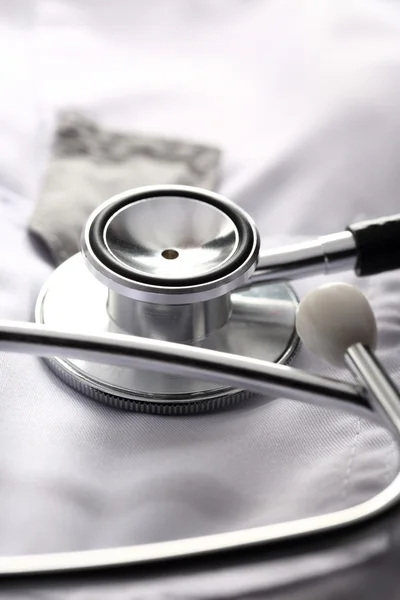 Stethoskop auf weißem Arztkittel — Stockfoto