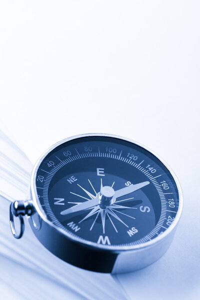 Стек белых карточек и компаса
