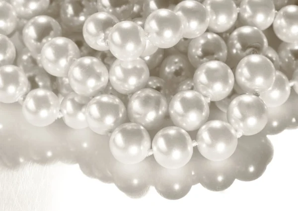 Witte parels op reflecterend oppervlak — Stockfoto