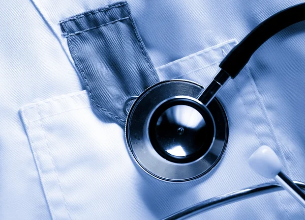 Stetoscopio su cappotto medico bianco — Foto Stock