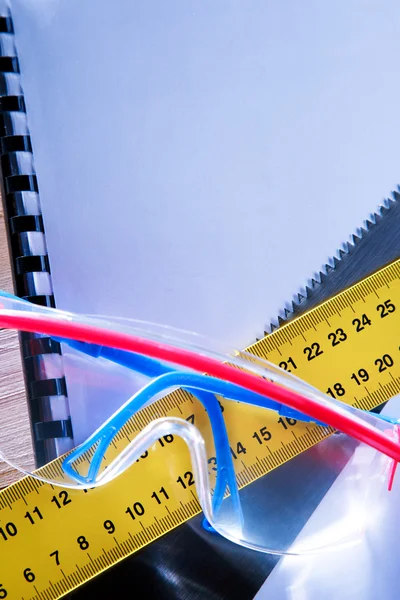 Lineal, Notizbuch, Handsäge und Brille — Stockfoto