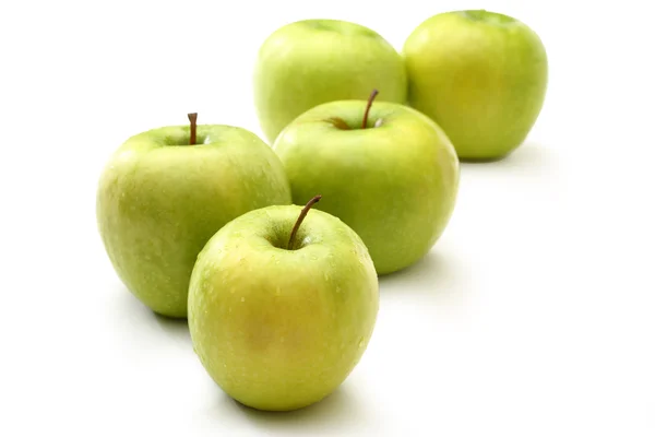 白色背景的绿色苹果 — 图库照片