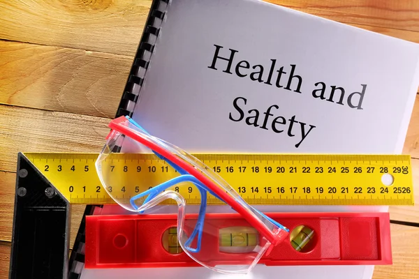 Angle ruler, balance level and goggles — Stock Photo, Image