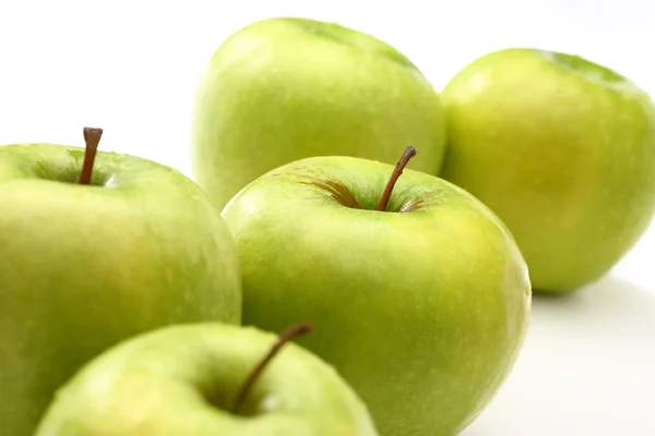 Πράσινα μήλα σε λευκό φόντο — Φωτογραφία Αρχείου
