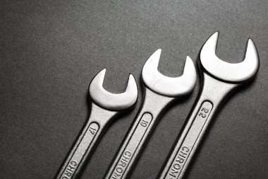 siyah arka plan üzerine vida tuşları