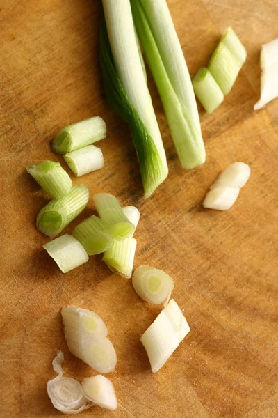 Cebolletas picadas en la mesa de preparación —  Fotos de Stock