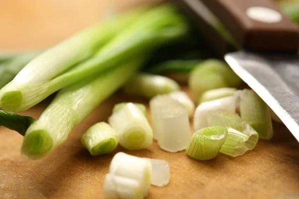 Chopped spring onions on preparation table — Stock Photo, Image