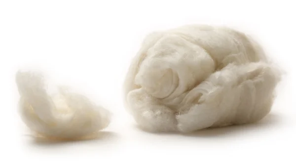 Lana de algodón sobre fondo blanco — Foto de Stock