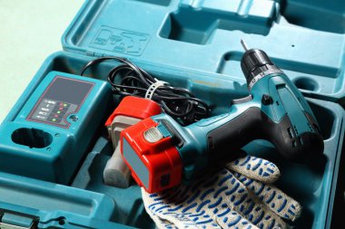 tornavida ve eldiven kutusunda