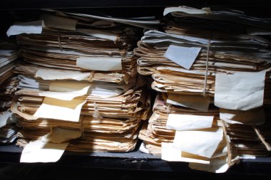 kağıt belgeleri arşivinde yığılmış