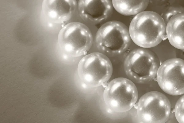 Witte parels op reflecterend oppervlak — Stockfoto