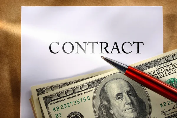 Contract conceptie met geld en pen — Stockfoto