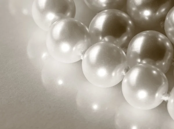 Weiße Perle auf reflektierender Oberfläche — Stockfoto