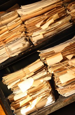 kağıt belgeleri arşivinde yığılmış