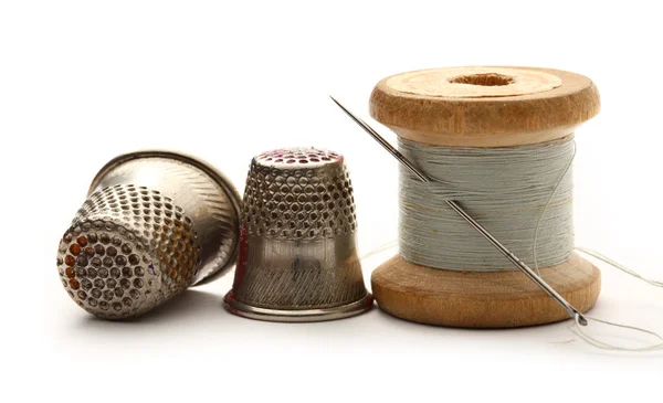Dedais de costura, bobina e agulha — Fotografia de Stock