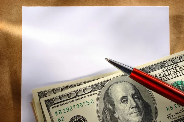 Пустой список с деньгами и ручкой — стоковое фото