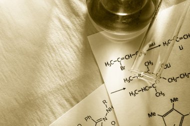 Kimya tonlama olarak tepki formülü ile