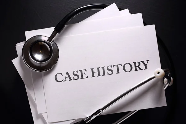 Case history e stetoscopio su nero — Foto Stock