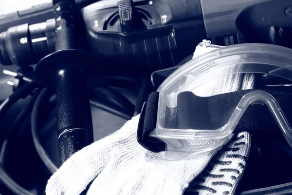 Drill, handskar och skyddsglasögon i rutan — Stockfoto