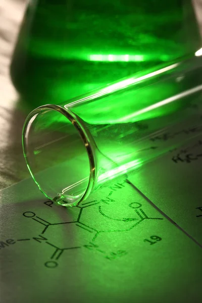 Zelená chemie reakce vzorcem — Stock fotografie