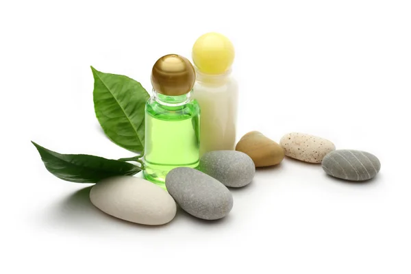 Kamienie, liście i butelki szamponu — Zdjęcie stockowe