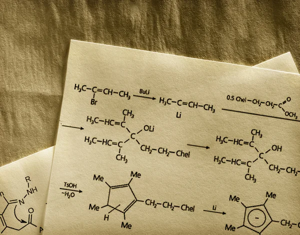 Химия с формулой реакции в тонизировании — стоковое фото