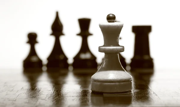 Дерев'яна шахова дошка з шахістами — стокове фото