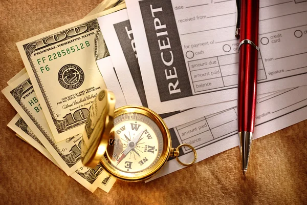 Чистый чек, деньги, компас и ручка — стоковое фото
