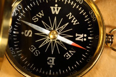 boş sararmış kağıt üzerinde eski pusula