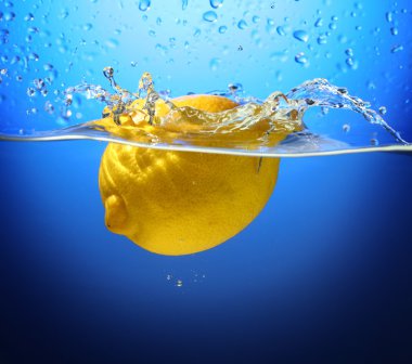 su sıçrama içinde sarı limon
