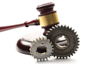 Hâkim'in tahta tokmak arka plan üzerinde çelik cogwheels
