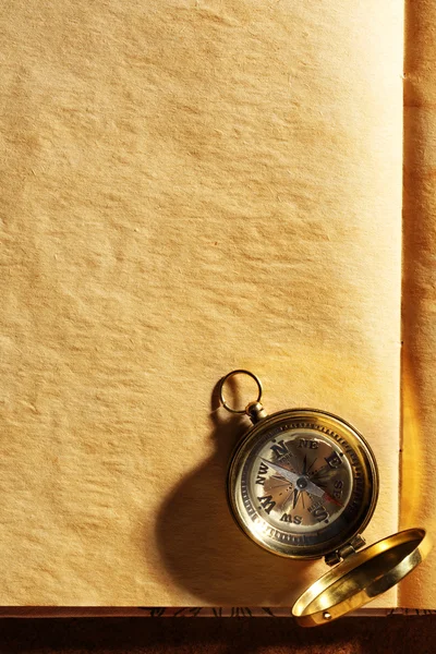 Винтажный компас на чистой желтой бумаге — стоковое фото
