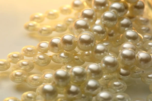 Brillante cadena de perlas blancas en el agua —  Fotos de Stock