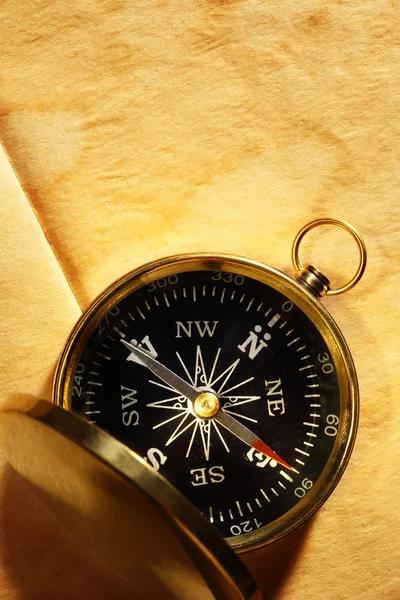 Ročník kompas na prázdný zažloutlý papír — Stock fotografie