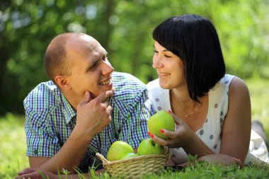 genç bir çift ile elma çim üzerinde yalan