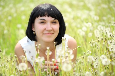genç kadın karahindiba alan çim üzerinde yalan