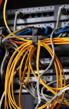 ağ bağlantısının İZOLELİ kablolar