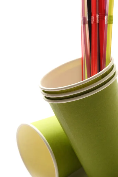 Bicchieri di carta verde con cannucce — Foto Stock