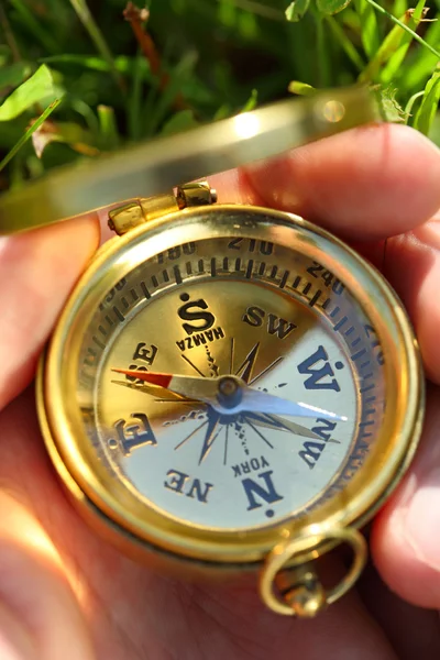 Złoty kompas w męskiej dłoni — Zdjęcie stockowe