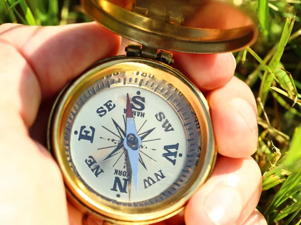 Złoty kompas w męskiej dłoni — Zdjęcie stockowe
