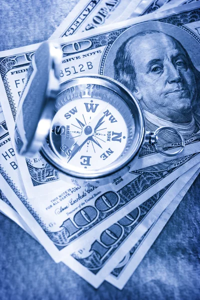 Kompass på hundra dollar sedlar — Stockfoto