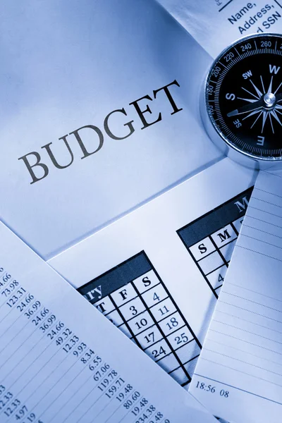 Робочий бюджет, календар і компас — стокове фото