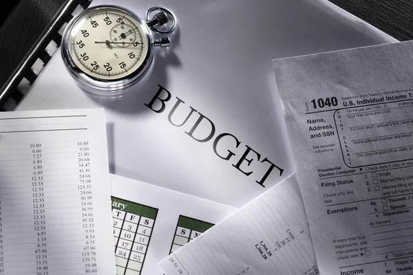 Operating budget, calendar and stopwatch — Stock Photo, Image