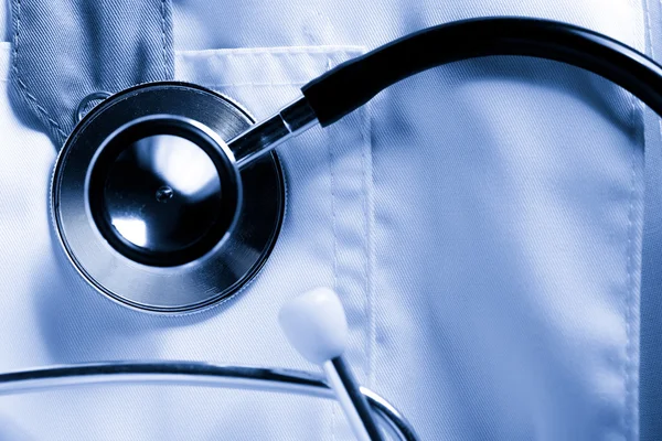 Stethoscoop op witte medische vacht — Stockfoto