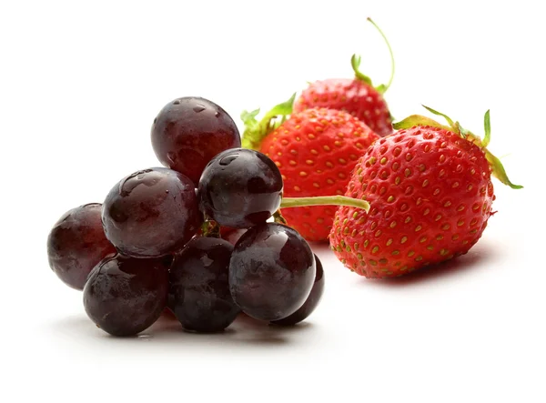 Zwarte druif en red aardbei — Stockfoto