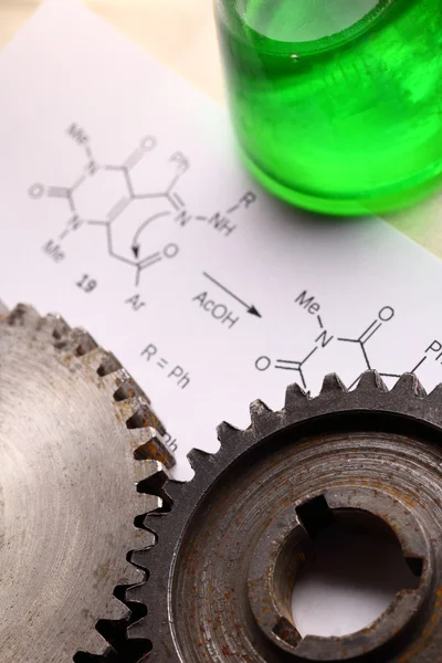 Формула химии с зеленой колбой и механическими зубчатыми колесами — стоковое фото